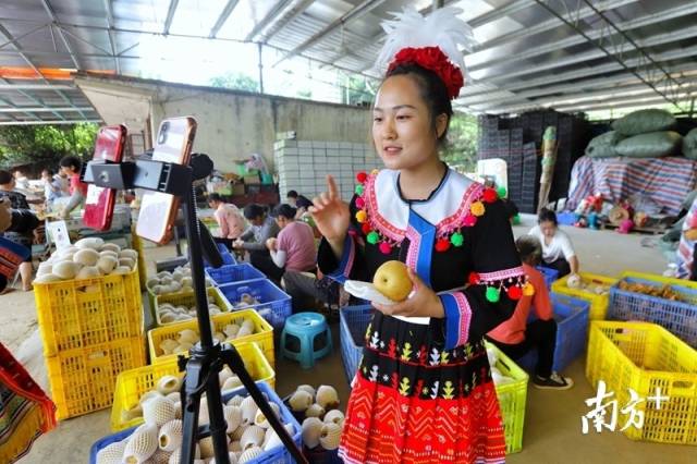 身著當(dāng)?shù)靥厣褡宸椀木W(wǎng)紅正在進(jìn)行帶貨直播。梁素雅 攝