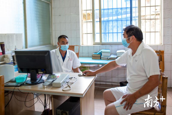 山塘醫(yī)院醫(yī)生張建忠為老李進行復診。