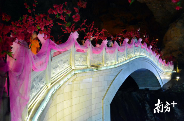 連州地下河鵲橋成為了“七夕網紅橋”。