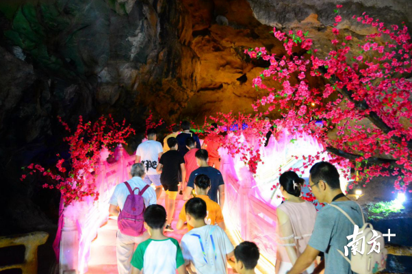 鵲橋布置好3天時間，已有1萬多名游客來游玩體驗。