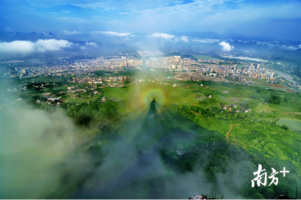 巾峰佛光。劉志成 攝