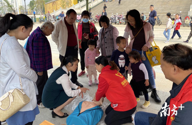 急救知識示范普及。