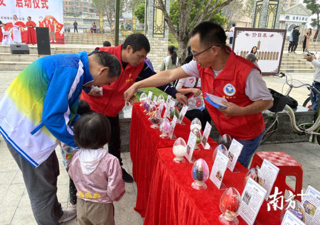 志愿者向群眾講解辨別毒品知識。