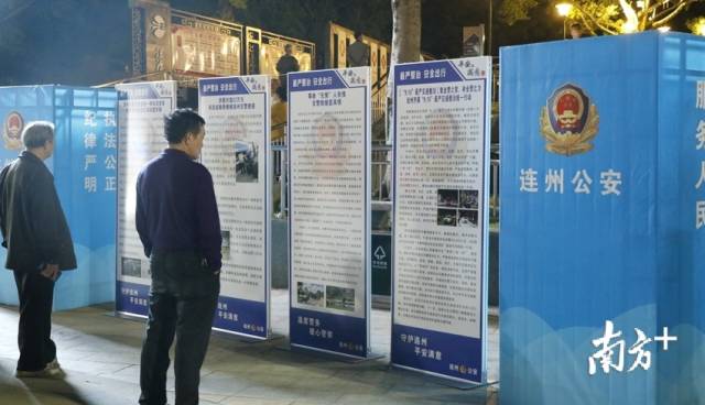 群眾觀看宣傳展板。段燦 攝