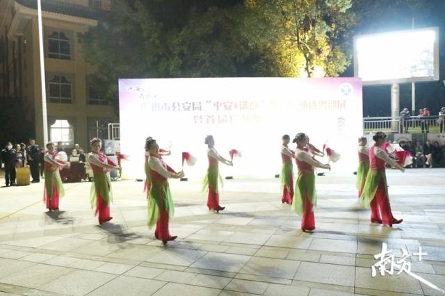 巡展特別增加了廣場舞表演賽內(nèi)容，吸引了近50支隊伍參加。段燦 攝