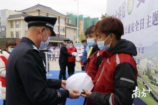 活動(dòng)現(xiàn)場還為快遞行業(yè)代表贈(zèng)送了有著安全保障的頭盔。段燦 攝