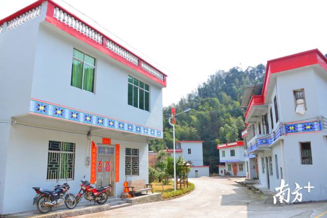 新八民居。