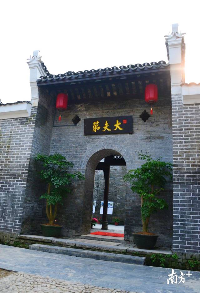 青磚藍(lán)瓦、重檐飛翹的“大夫第”民宿。黃津 攝