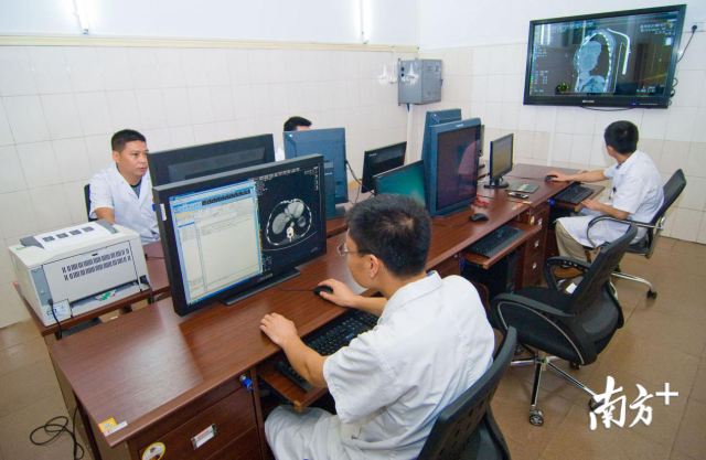 6個中心能讓鎮(zhèn)鄉(xiāng)的群眾實現(xiàn)在鎮(zhèn)衛(wèi)生院看病，一樣能享受到市區(qū)醫(yī)院的優(yōu)質服務，實現(xiàn)讓數據多跑腿、群眾少跑腿。