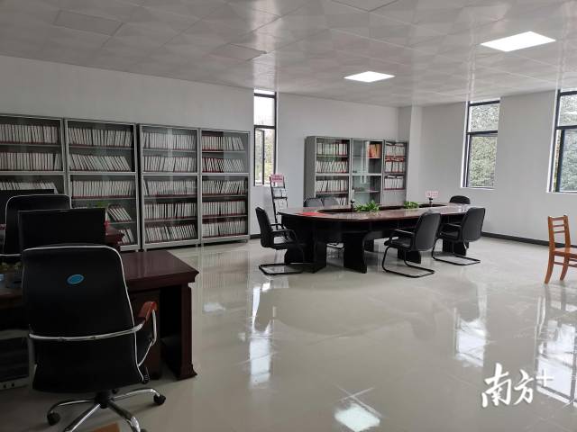 目前，連州市檔案館新館已建成使用，并已對(duì)外開放社會(huì)查閱服務(wù)。