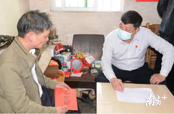 唐慶衛(wèi)希望黃貴標，要叮囑小兒子讀好書來，爭取考上好的大學。黃津 攝