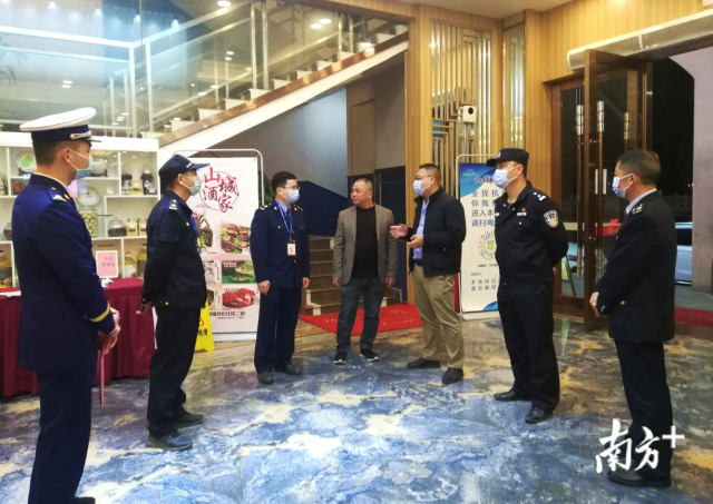 連州組建聯(lián)合檢查組對餐飲服務(wù)單位開展疫情防控和食品安全、消防安全檢查。