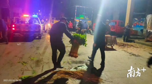 清理亂擺亂賣，營(yíng)造良好環(huán)境。