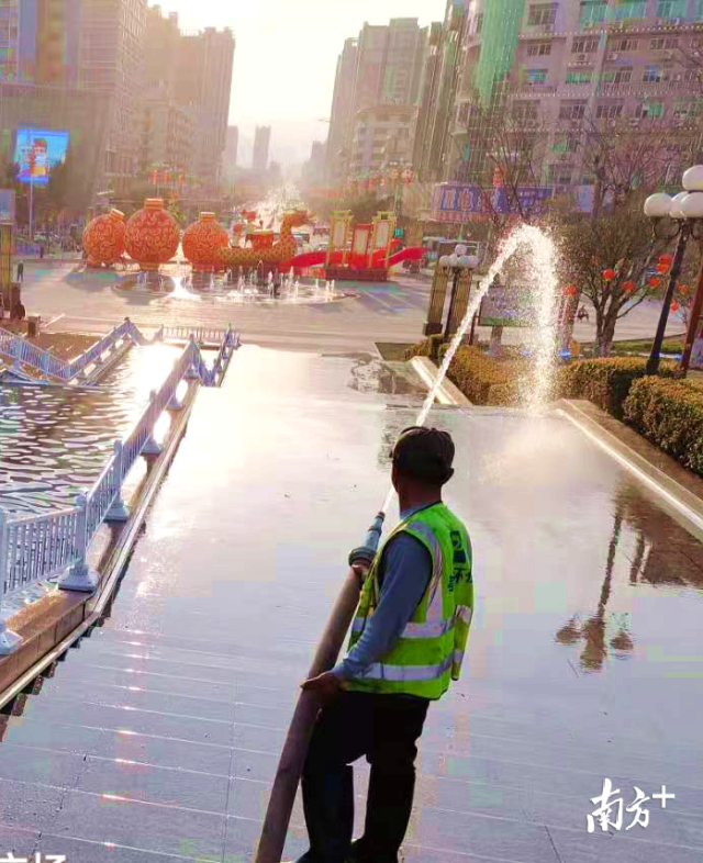 清洗廣場(chǎng)。