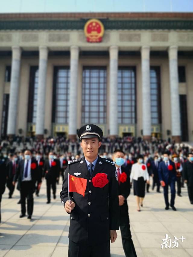 連州市瑤安鄉(xiāng)大營村駐村第一書記兼扶貧工作隊隊長、清遠市公安局交警支隊高速七大隊教導(dǎo)員黃智勇獲授“全國脫貧攻堅先進個人”稱號。圖片由受訪者提供