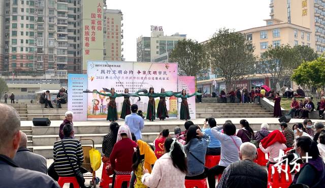 3月14日，連州開(kāi)展“踐行文明公約，爭(zhēng)當(dāng)文明市民”主題2021年連州市文明城市創(chuàng)建活動(dòng)走進(jìn)社區(qū)活動(dòng)。段燦 攝