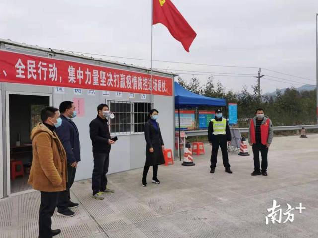 譚麗在西岸指導(dǎo)疫情防控宣傳工作。