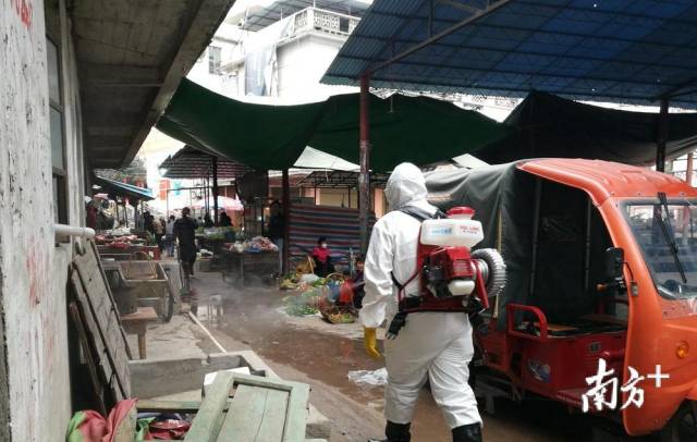 對大路邊鎮(zhèn)農(nóng)貿(mào)市場進(jìn)行消毒。