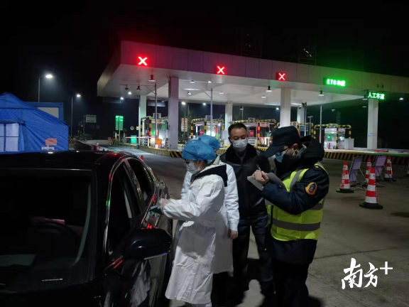 醫(yī)務(wù)、交警等人員在防控點24小時值守。