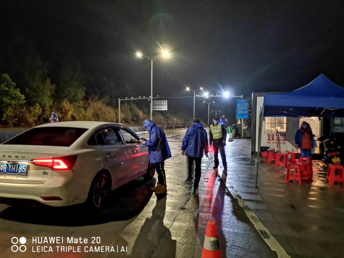 值守人員對(duì)過(guò)往車(chē)輛、人員進(jìn)行排查