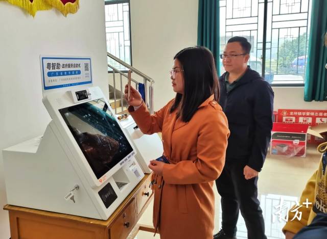 連州向上級爭取自助機176臺，已安裝使用163臺，實現(xiàn)了行政村全覆蓋。