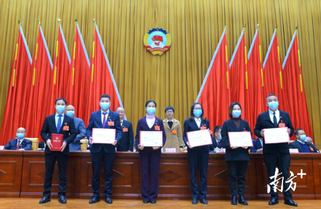 表彰承辦提案先進單位。張曉欣 攝