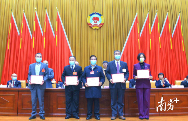 表彰優(yōu)秀提案。張曉欣 攝