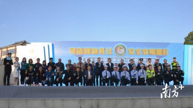 12月2日，連州舉行“守法規(guī)知禮讓、安全文明出行”交通安全宣傳活動(dòng)。張曉欣 攝