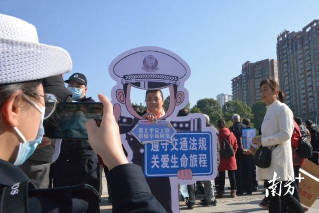 市民留影。張曉欣 攝