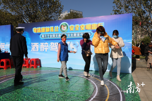 酒醉駕VR體驗(yàn)區(qū)。廖劍鋒 攝