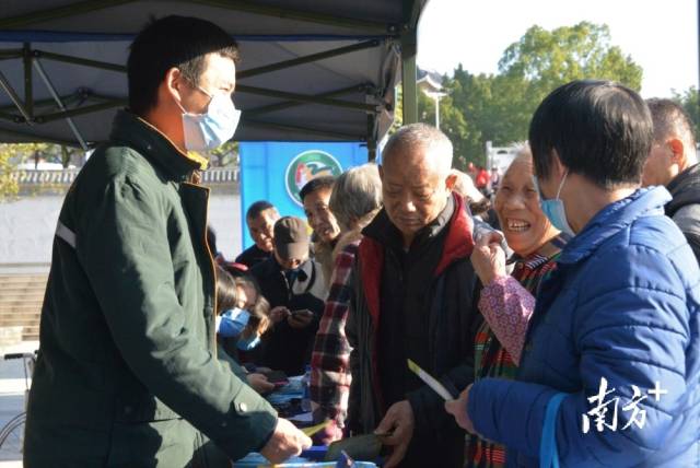 活動(dòng)以互動(dòng)體驗(yàn)、展示咨詢等方式，向群眾宣傳交通安全知識(shí)。張曉欣 攝