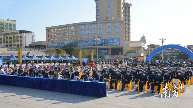 相關(guān)政府機(jī)關(guān)單位、行業(yè)代表、師生代表、市民群眾等參加活動(dòng)。張曉欣 攝