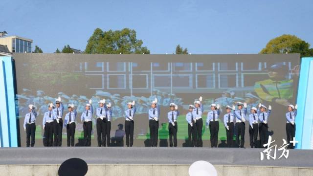 少年交警手勢(shì)操表演。張曉欣 攝