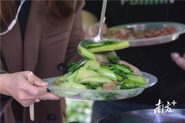 連州菜心炒臘肉。張曉欣 攝