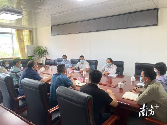 調(diào)研座談。