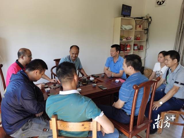 九陂鎮(zhèn)鄉(xiāng)村振興人才驛站到益農(nóng)專業(yè)合作社調研企業(yè)人才情況。