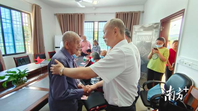 慰問老黨員。