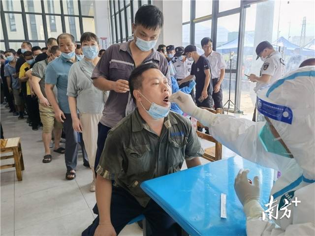 群眾有序排隊(duì)開(kāi)展核酸檢測(cè)。