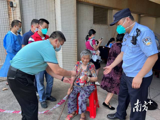 連州市委常委、副市長(zhǎng)、九陂鎮(zhèn)黨委書(shū)記綦鴻偉在核酸檢測(cè)現(xiàn)場(chǎng)協(xié)助老人參加核酸檢測(cè)，為老人做好防暑措施。