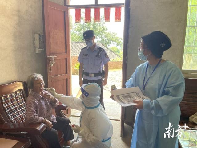 入戶開(kāi)展核酸檢測(cè)，確保全員核酸檢測(cè)應(yīng)檢盡檢、不漏一人。