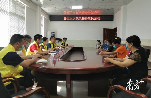 九陂鎮(zhèn)組織各級人大代表開展統(tǒng)一接待選民日活動。