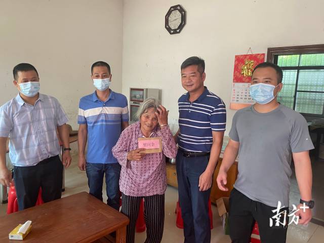 慰問現(xiàn)役軍人李遠(yuǎn)輝家屬。