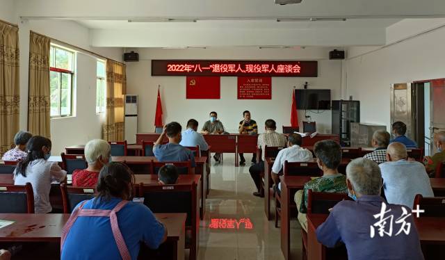 召開村級退役軍人、現(xiàn)役軍人座談會。