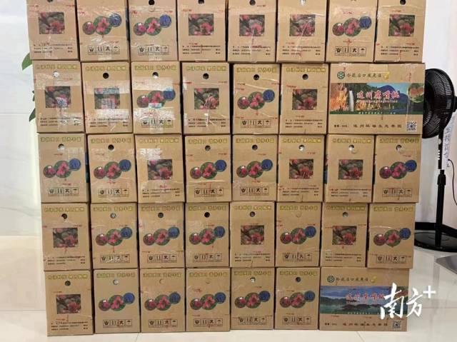 裝箱打包好等待發(fā)貨的水果。