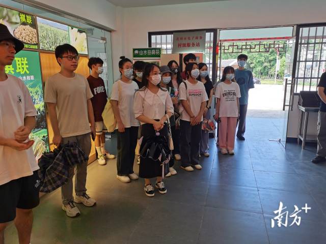 大學(xué)生們實(shí)地參觀了解家鄉(xiāng)經(jīng)濟(jì)發(fā)展。