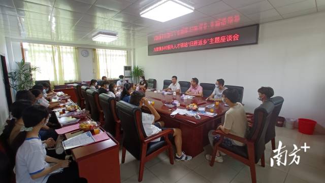 開(kāi)展主題座談。