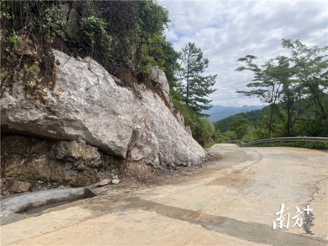 山石被清理后，道路此處的視野變得很是開(kāi)闊。
