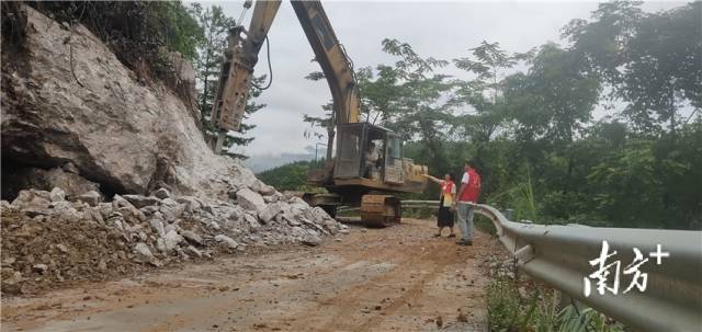 施工隊(duì)正在清理攔路巨石。