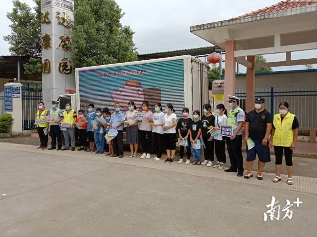 聯(lián)一村人大代表和交警聯(lián)合開展交通安全宣傳活動現(xiàn)場。