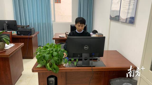 工作中的曹松根。